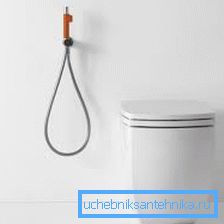 2920 Sur la photo: une douche hygiénique avec mélangeur à encastrer - un exemple frappant de minimalisme élégant dans la salle de bain.