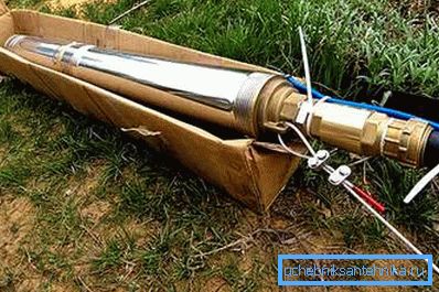 Sur la photo, une pompe submersible connectée aux communications et à l’alimentation. Sur la photo, une pompe submersible connectée aux communications et à l’alimentation.