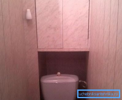 Sur la photo - la version finie de la salle de bain en finition des panneaux en plastique