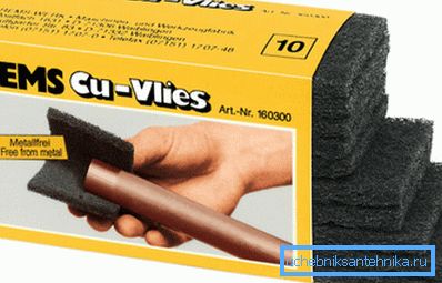 Sur la photo - éponge pour nettoyer les joints Sur la photo - éponge pour nettoyer les joints