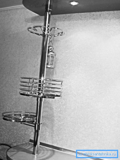 Sur la photo - pipe chromée dans le design de la cuisine Sur la photo - pipe chromée dans le design de la cuisine