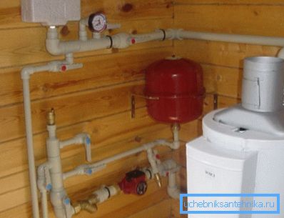 La photo montre un chauffe-eau à gaz.