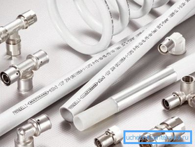 La photo montre des produits en polypropylène avec raccords et raccords.
