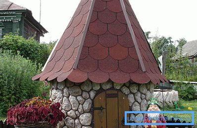 Sur la photo, une maison en pierre pour un puits. Sur la photo, une maison en pierre pour un puits.