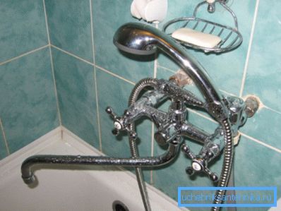 Sur la photo - la plomberie soviétique classique pour la douche.
