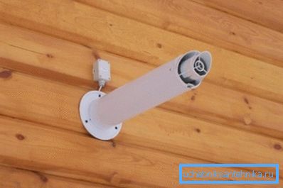 Sur la photo - cheminée coaxiale dans une maison en bois Sur la photo - cheminée coaxiale dans une maison en bois
