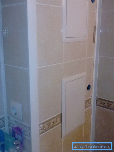 Sur une photo - une boîte pour les tuyaux d'égout Sur une photo - une boîte pour les tuyaux d'égout