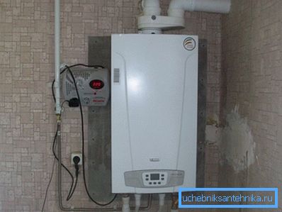 Sur la photo - une chaudière avec une chambre de combustion fermée. Sur la photo - une chaudière avec une chambre de combustion fermée.