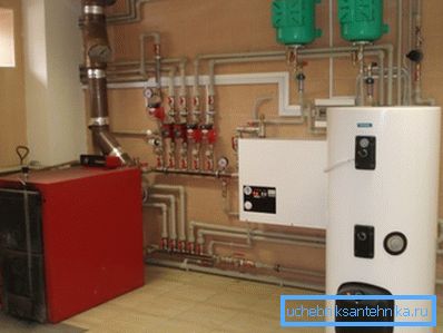 Sur la photo - une chaufferie avec une unité pour combustible solide. Sur la photo - une chaufferie avec une unité pour combustible solide.