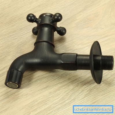 Sur la photo: le robinet d'eau chaude dans la baignoire doit résister aux températures élevées à l'intérieur et à l'extérieur Sur la photo: le robinet d'eau chaude dans la baignoire doit résister aux températures élevées à l'intérieur et à l'extérieur
