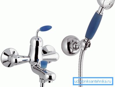 Sur la photo: le robinet de la salle de bain avec douche a un appareil plus complexe. En effet, dans la construction, il existe une unité distincte sous la forme d'un arrosoir, dont l'alimentation en eau est effectuée à la demande. Sur la photo: le robinet de la salle de bain avec douche a un appareil plus complexe. En effet, dans la construction, il existe une unité distincte sous la forme d’un arrosoir, dont l’approvisionnement en eau est effectué selon les besoins.