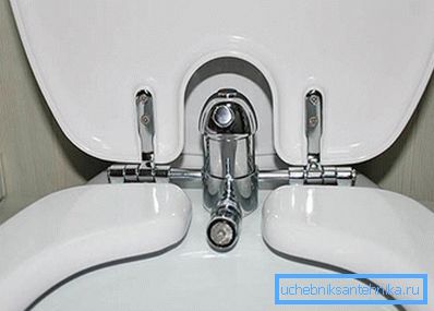 Sur la photo - un couvercle avec la fonction d'un bidet pour la toilette Sur la photo - un couvercle avec la fonction d'un bidet pour la toilette