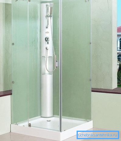 Sur la photo: des cabines de douche carrées avec une porte battante sont très élégantes. Sur la photo: des cabines de douche carrées avec une porte battante sont très élégantes.