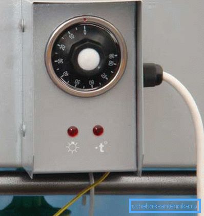 Sur la photo - douche d'été avec thermostat Sur la photo - douche d'été avec thermostat