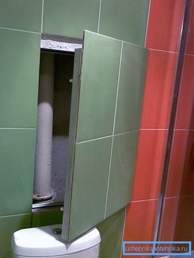 Sur la photo - une trappe dans les murs décoratifs Sur la photo - une trappe dans les murs décoratifs
