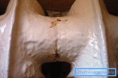 Dans la photo - écoulement intersectionnel sur un radiateur en fonte. Souvent, cela ne se voit que sur les traces de rouille. Dans la photo - écoulement intersectionnel sur un radiateur en fonte. Souvent, cela ne se voit que sur les traces de rouille.