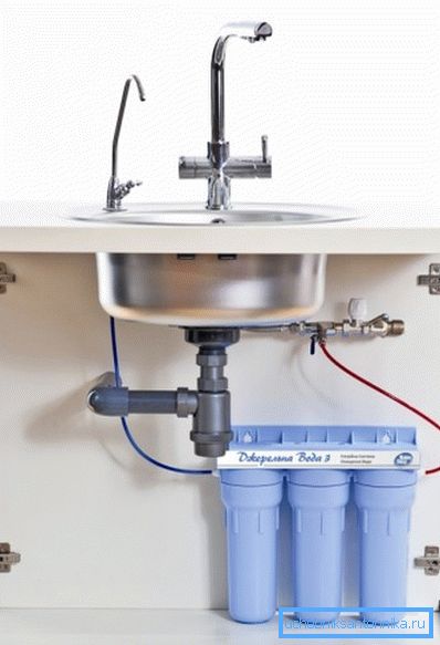 Dans la photo - minéralisateur pour les systèmes de purification d'eau sous l'évier Dans la photo - minéralisateur pour les systèmes de purification d'eau sous l'évier
