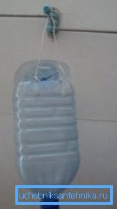 Sur la photo: de la sorte, de la bouteille au jardin, de nombreuses personnes se douchent de la sorte - accrochent simplement le récipient au mur et, si nécessaire, ouvrent le couvercle. Sur la photo: de la sorte, de la bouteille au jardin, de nombreuses personnes se douchent de la sorte - accrochent simplement le récipient au mur et, si nécessaire, ouvrent le couvercle.