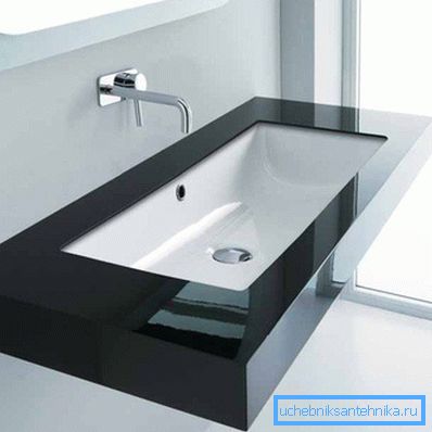 Sur la photo - un modèle de style moderne avec un socle de console. Sur la photo - un modèle de style moderne avec un socle de console.