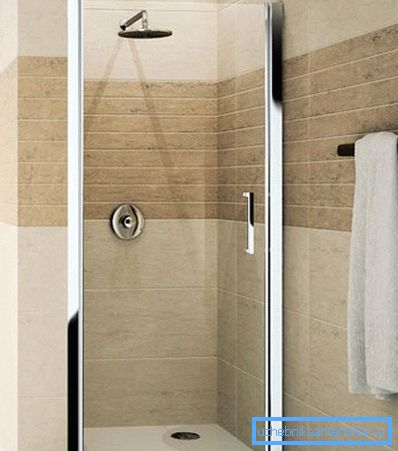 Sur la photo - installation d'une douche dans une niche Sur la photo - installation d'une douche dans une niche