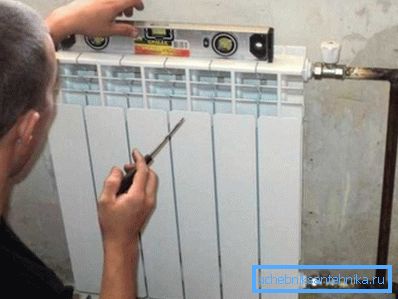 Sur la photo - montage du radiateur Sur la photo - montage du radiateur