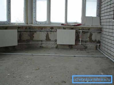 Sur la photo - installation du système de chauffage d'une maison de campagne Sur la photo - installation du système de chauffage d'une maison de campagne