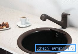 Sur la photo: un évier de 40 cm peut également être rond s'il convient à votre cuisine. Sur la photo: un évier de 40 cm peut également être rond s'il convient à votre cuisine.