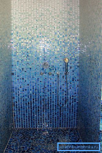 Sur la photo: une mosaïque sous la douche permet de rendre ce petit compartiment original et attrayant. Sur la photo: une mosaïque sous la douche permet de rendre ce petit compartiment original et attrayant.
