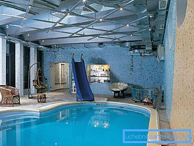 Sur la photo, vous pouvez voir les conduits d'air situés au-dessus de l'eau sous le plafond. Sur la photo, vous pouvez voir les conduits d'air situés au-dessus de l'eau sous le plafond.