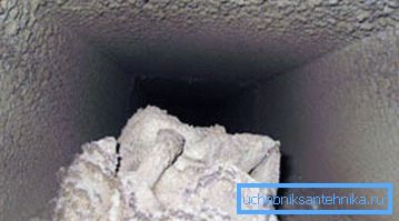 Sur la photo - débris et poussière dans la ventilation Sur la photo - débris et poussière dans la ventilation