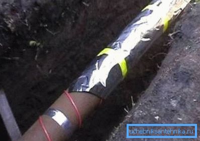 Sur la photo, le câble chauffant est fixé à la surface de la canalisation. Sur la photo, le câble chauffant est fixé à la surface de la canalisation.