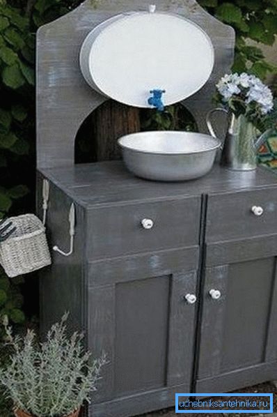 Sur la photo - un lavabo en bassin en aluminium