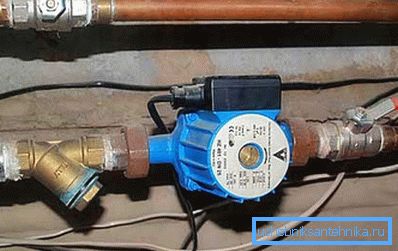 Sur la photo: la pompe est responsable de la circulation du liquide de refroidissement dans le système Sur la photo: la pompe est responsable de la circulation du liquide de refroidissement dans le système