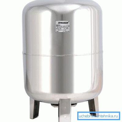 Sur la photo: acier inoxydable - une excellente option pour le réservoir, mais le coût de tels produits est assez élevé Sur la photo: acier inoxydable - une excellente option pour le réservoir, mais le coût de tels produits est assez élevé