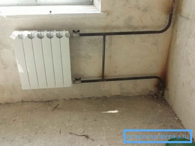 Sur la photo - une version un peu plus compliquée de l'installation du radiateur avec l'installation de vannes d'arrêt. Sur la photo - une version un peu plus compliquée de l'installation du radiateur avec l'installation de vannes d'arrêt.