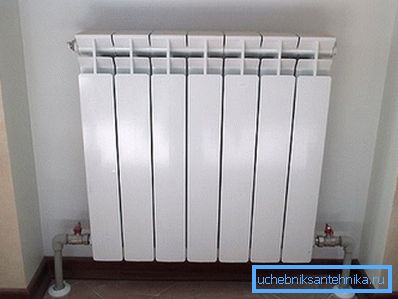 Sur la photo - la connexion inférieure du radiateur. Sur la photo - la connexion inférieure du radiateur.