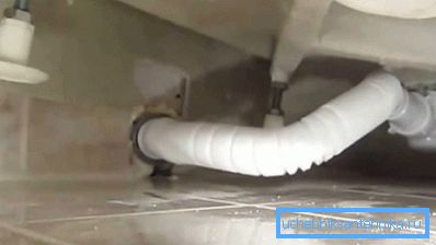 Sur la photo, une partie du tuyau de drainage est raccordée au siphon, la seconde au drain d'égout Sur la photo, une partie du tuyau de drainage est raccordée au siphon, la seconde au drain d'égout