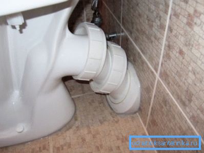 Sur la photo: la solution optimale - l'emplacement des toilettes directement près de la colonne montante Sur la photo: la solution optimale - l'emplacement des toilettes directement près de la colonne montante