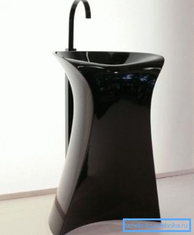 Sur la photo - un lavabo sur pied Sur la photo - un lavabo sur pied