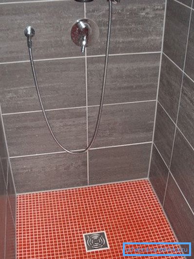 Sur la photo: l'absence de palette permet d'ajuster le design au sol, ce qui augmente considérablement la sécurité des mouvements, car les surfaces de la douche sont souvent mouillées. Sur la photo: l'absence de palette permet d'ajuster le design au sol, ce qui augmente considérablement la sécurité des mouvements, car les surfaces de la douche sont souvent mouillées.