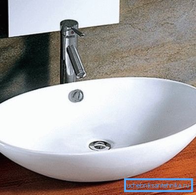 Sur la photo se trouve le bol ovale du lavabo. Sur la photo se trouve le bol ovale du lavabo.