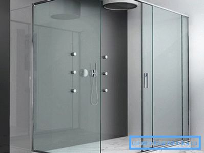 Sur la photo - un panneau de verre dans la conception d'une douche minimaliste. Sur la photo - un panneau de verre dans la conception d'une douche minimaliste.