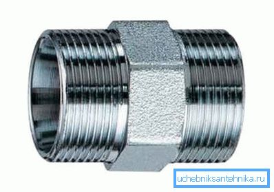 Sur la photo - un adaptateur avec une coupe métrique sur le pouce Sur la photo - un adaptateur avec une coupe métrique sur le pouce