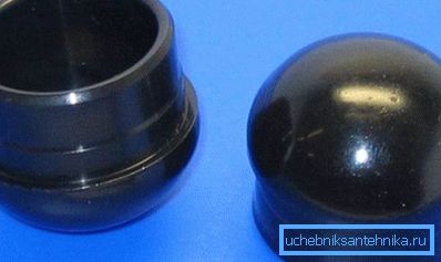Sur la photo - embouts en plastique pour poteaux de clôture Sur la photo - embouts en plastique pour poteaux de clôture