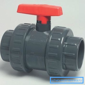 Sur la photo - robinet à tournant sphérique en plastique Sur la photo - robinet à tournant sphérique en plastique