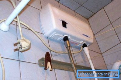 Sur la photo - connectez le tuyau de douche. Sur la photo - connectez le tuyau de douche.