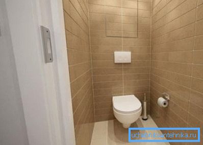 Sur la photo, toilettes suspendues associées à un faux mur Sur la photo, toilettes suspendues associées à un faux mur