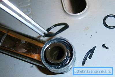 La photo montre le processus de remplacement de la bague d'étanchéité sur le jars. La photo montre le processus de remplacement de la bague d'étanchéité sur le jars.
