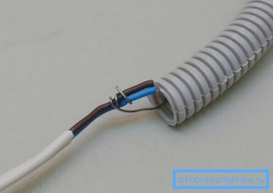 La photo montre la méthode de fixation de l'extrémité du fil à la sonde avant de serrer le manchon. La photo montre la méthode de fixation de l'extrémité du fil à la sonde avant de serrer le manchon.