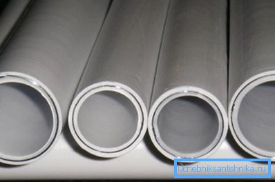 La photo montre la section d'extrémité d'un tuyau en métal-plastique. La photo montre la section d'extrémité d'un tuyau en métal-plastique.